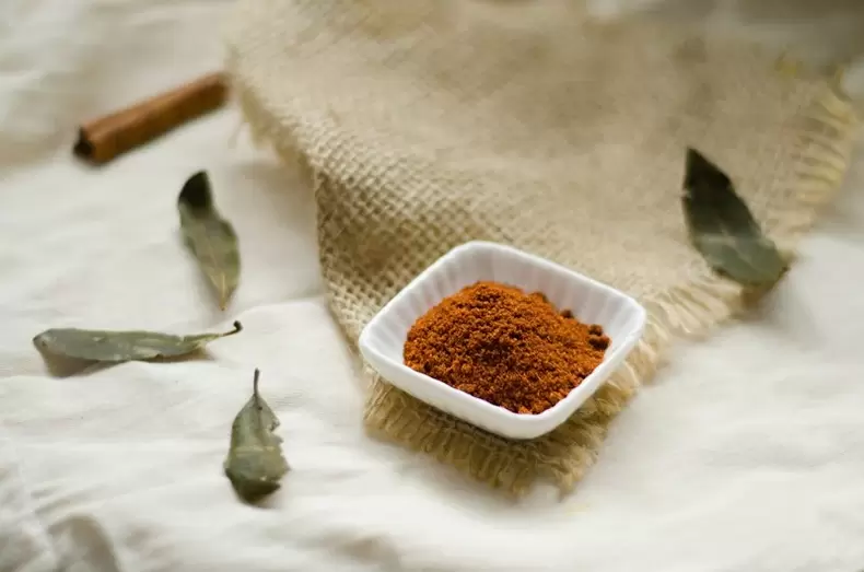 Tarçın kandaki insülini dengelemeye yardımcı olan sağlıklı bir baharattır.